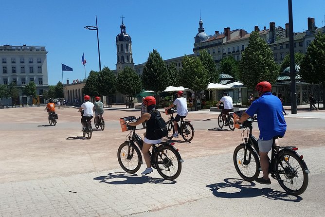 2h - Electric Bike Tour of Lyon with a Local Guide - The famous painted wall