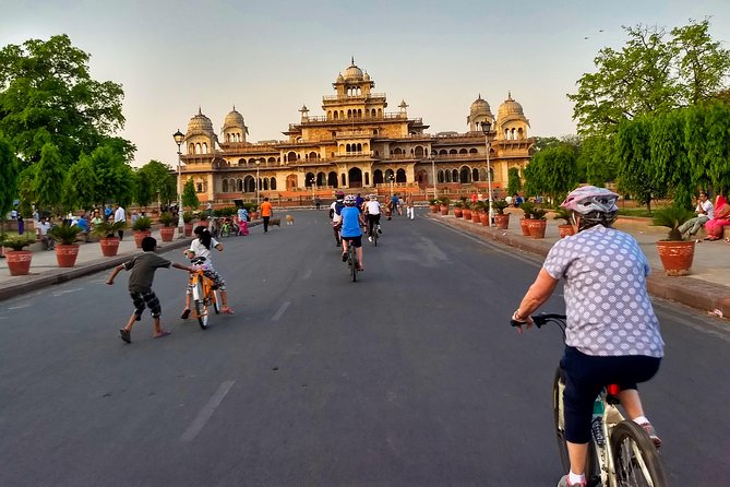 3-Hour Morning Bike Tour of Jaipur - Govind Devji Temple and morning worship