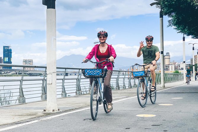 4-Hour Morning Cycling City Tour (incl. breakfast) - Wenchang Temple and Shuanglian Market: a look at daily Taipei