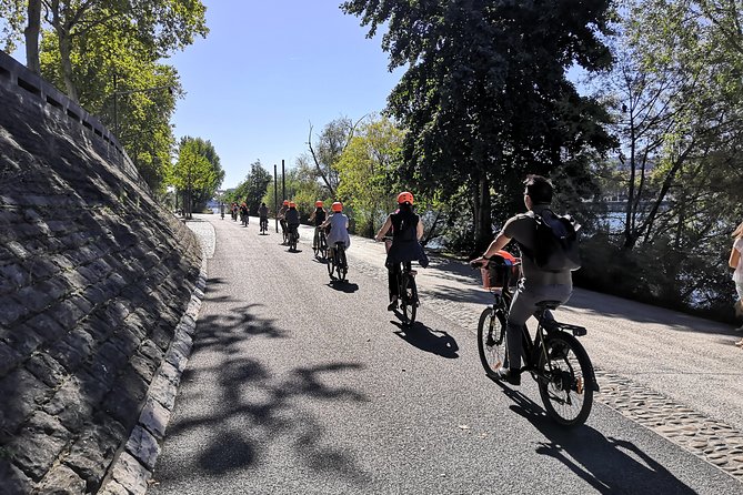 4h Complete Lyon Experience: E-Bike, Food Tasting & Old Town Walk - Cruising beside the Rhône