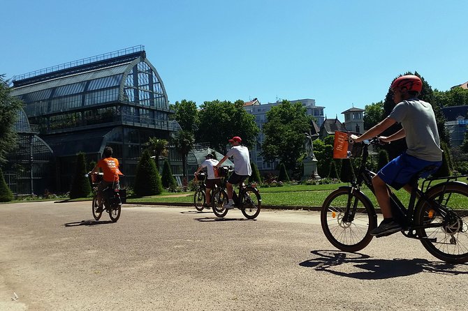 4h Complete Lyon Experience: E-Bike, Food Tasting & Old Town Walk - Walking through Vieux Lyon and its traboules