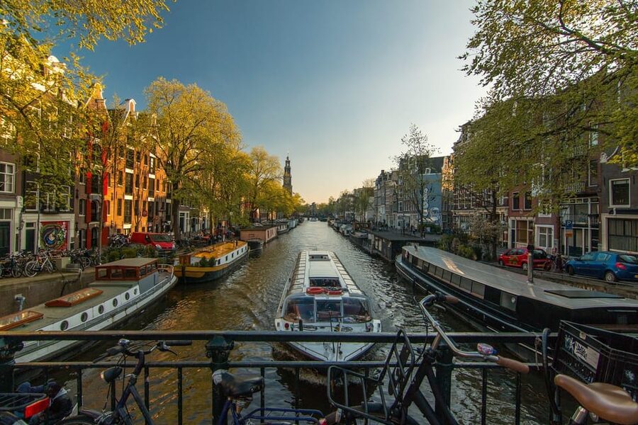 Amsterdam: 3-Hour Private Bike Tour of the City Center - Jordaan streets, markets, and small shops