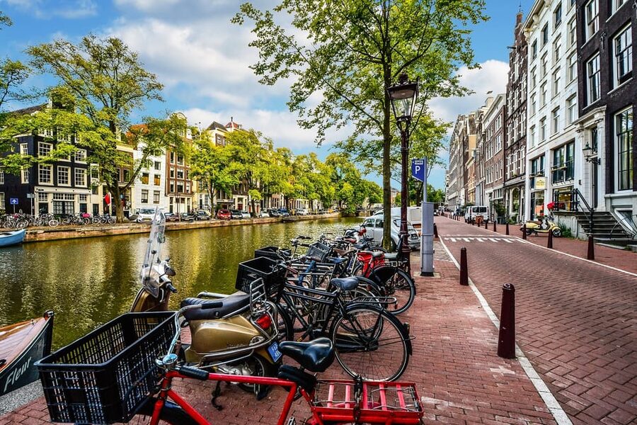 Amsterdam: 3-Hour Private Bike Tour of the City Center - Central streets and De Wallen