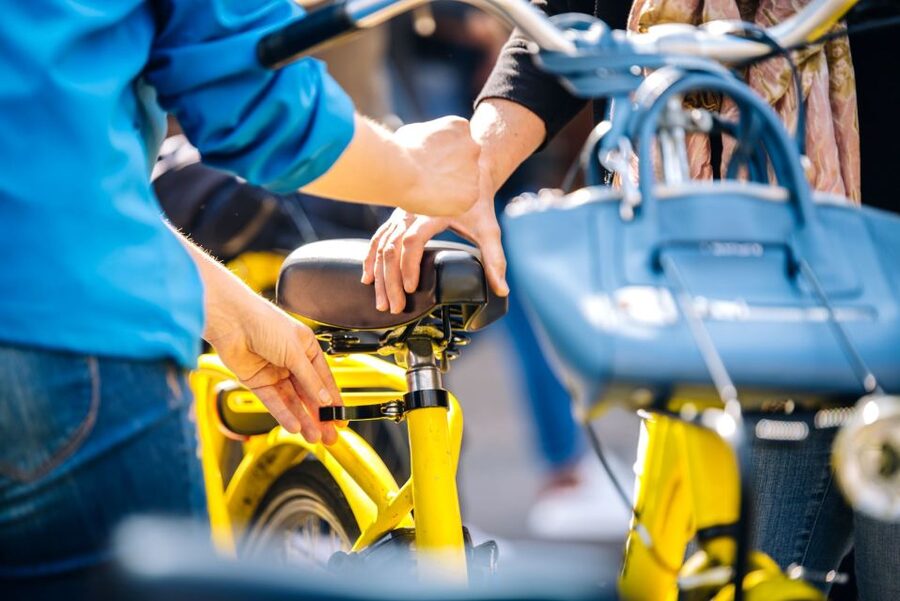 Amsterdam: 3h E-Bike Tour with break - Riding through Jordaan and the canal belt