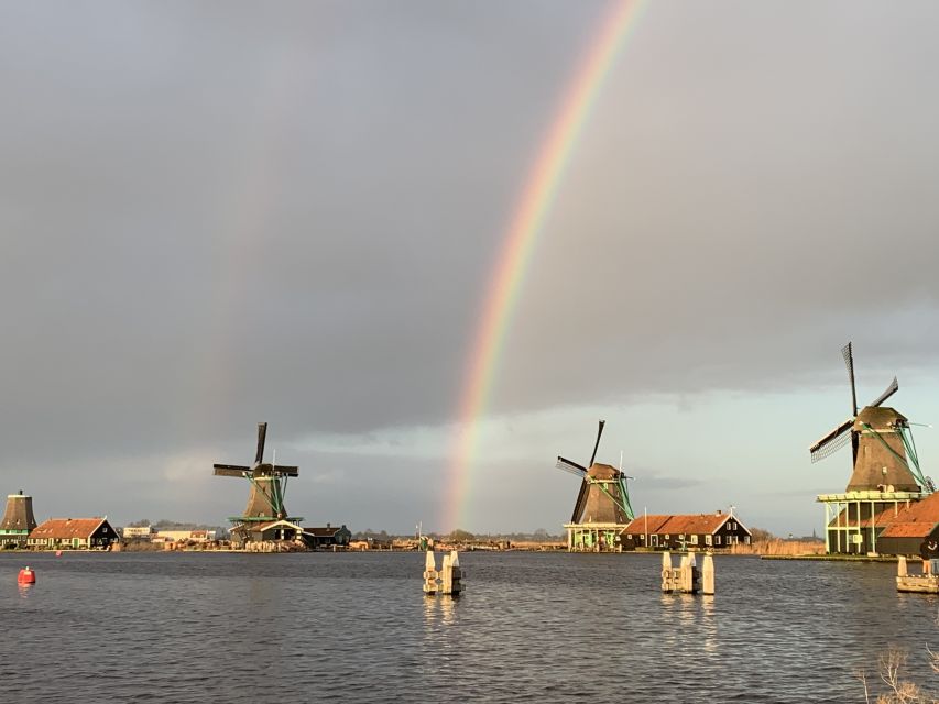 Amsterdam: Countryside Bike Tour and Zaanse Schans Windmills - Arriving at Zaanse Schans, where the postcard gets busy