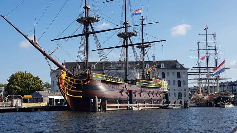 Amsterdam: Off the Beaten Path Bike Tour in French - From central streets to Prins Hendrikkade and Entrepotdok