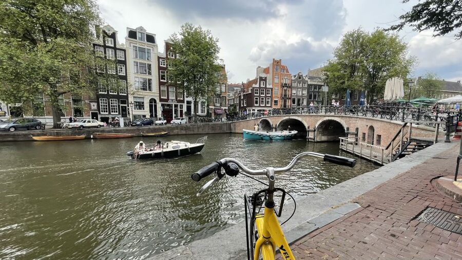 Amsterdam: Relaxed City Highlights Guided Bike Tour - Bikes, weather, and the real cost