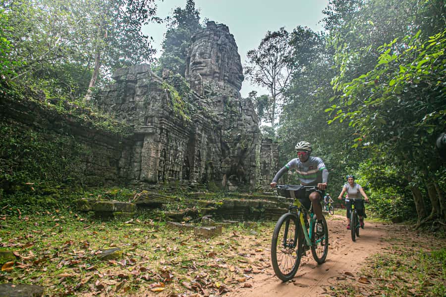 Angkor Wat: Guided Sunrise Bike Tour w/ Breakfast and Lunch - Breakfast at Srah Srang and the first pause