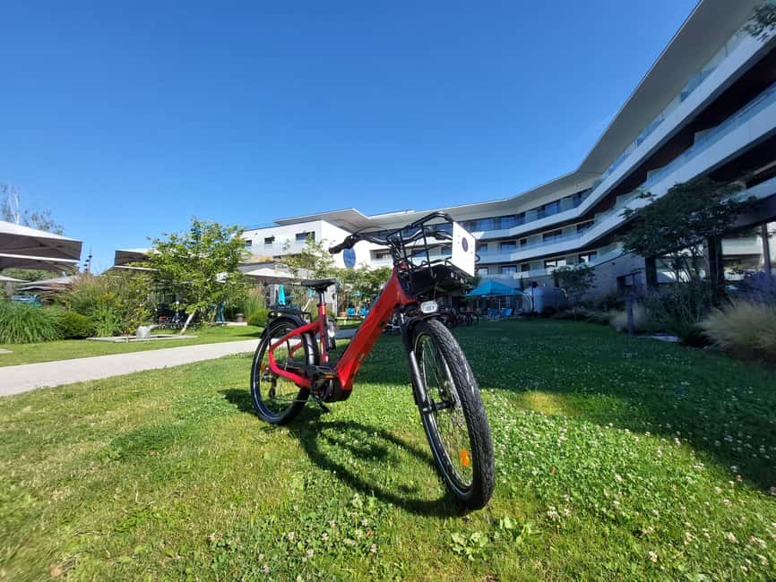 Annecy-le-Vieux, France: Electric and Classic Bike Rentals - Riding the shore of Lake Annecy