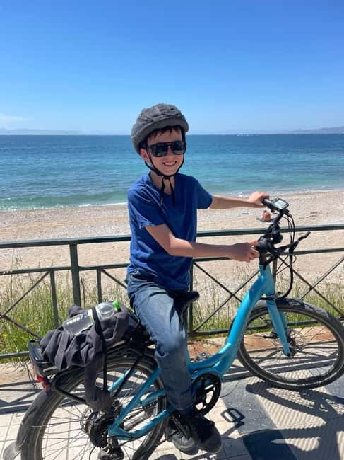 Athens: Electric Bike Seaside Tour with Guide - Guide style and group experience