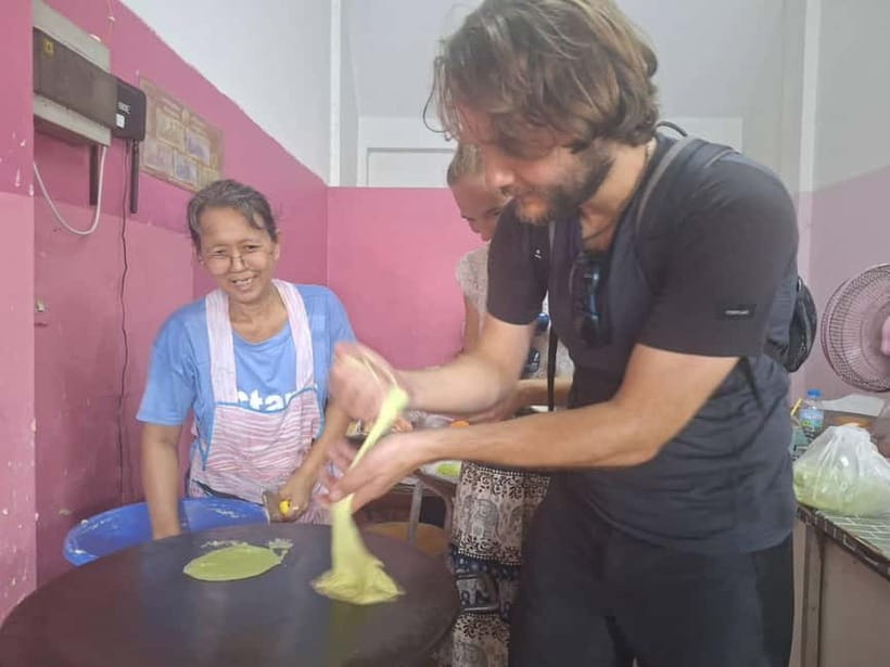Ayutthaya: Colorful Slow Life Bicycle Tour with local guide. - Choosing between Wat Maenang Pluem and Wat Na Phra Meru