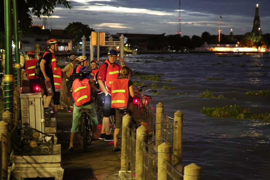Bangkok at Sunset 5-Hour Bike Tour - Why Bangkok feels different from a bicycle after sunset