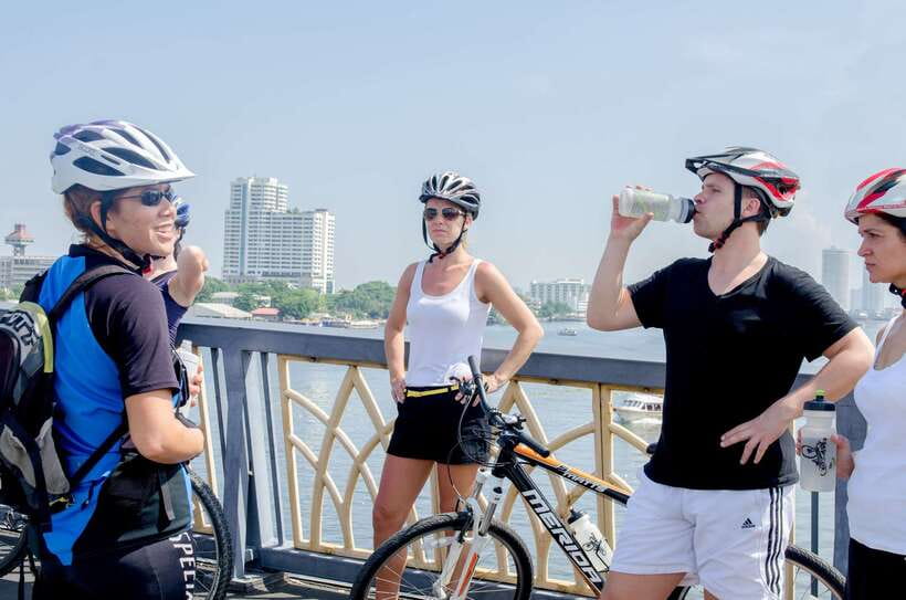 Bangkok: Backstreets and Historic Temples Bike Tour - Wat Suthat and the Giant Swing