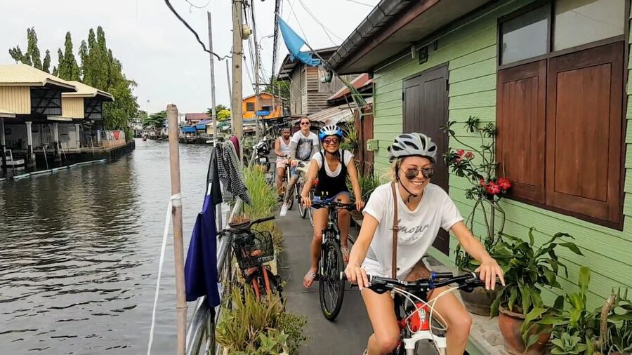 Bangkok: Bike and Canal Boat Tour with Lunch - Wat Pradittharam and the first look at local Buddhism