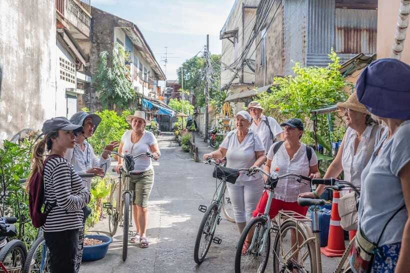 Bangkok: Bike, Boat & Food Tour in Thonburi - Lunch at a neighborhood restaurant