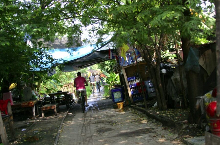 Bangkok: City Culture half-day Bike Tour - Khlong Toei Market brings Bangkok to life