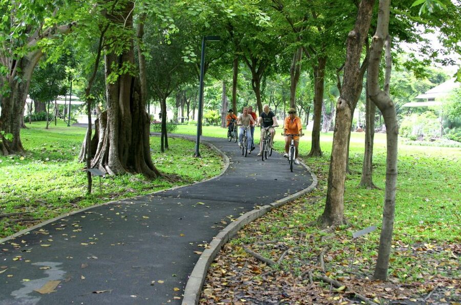 Bangkok: City Culture half-day Bike Tour - The local temple and the train graveyard