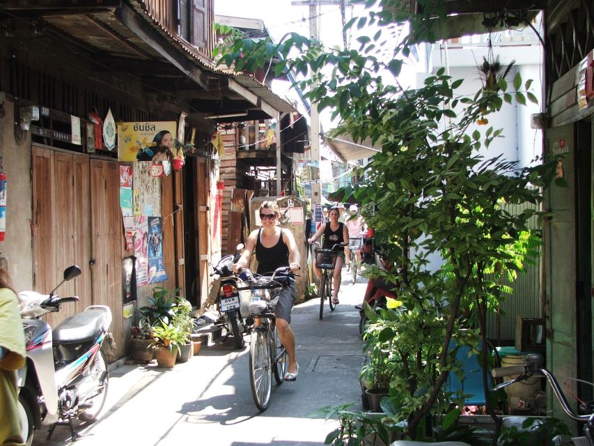 Bangkok Classical Bicycle Tour - Starting beside River City and entering Chinatown