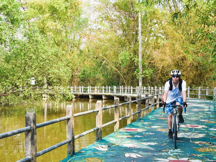 Bangkok: Khlong Toei Market & Bang Krachao Island Bike Tour - Key points at a glance
