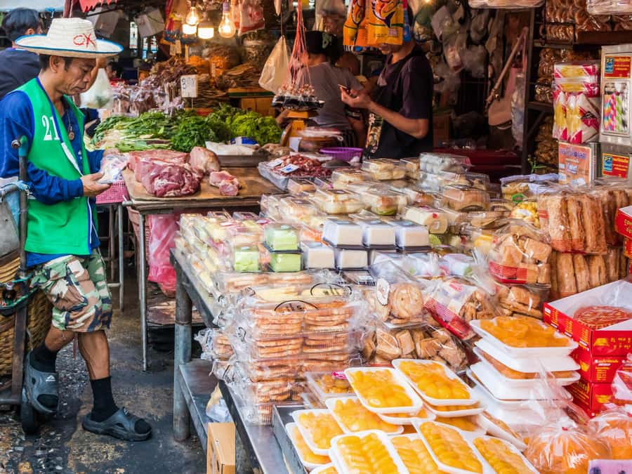 Bangkok: Khlong Toei Market & Bang Krachao Island Bike Tour - Wat Bang Krachao Nok and a local meal