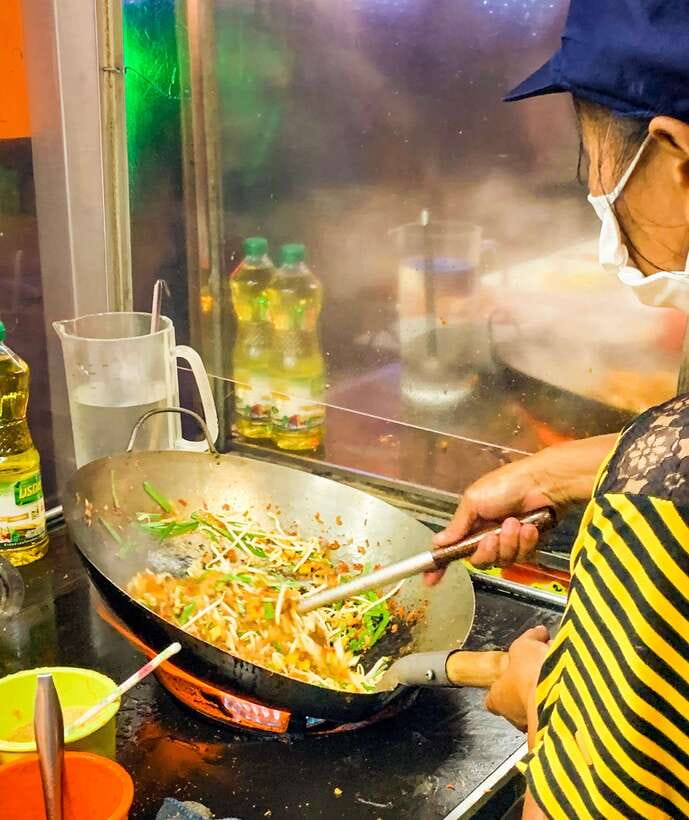 Bangkok: Must-Try Hidden Bike & Food Experience - What the guides add to the experience
