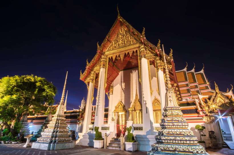 Bangkok: Night Bike Tour with Temples & Flower Market Visit - Wat Pho, the Grand Palace, and Sanam Luang