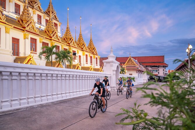 Bangkok: Night Bike Tour with Temples & Flower Market Visit - Starting near MRT Sam Yot
