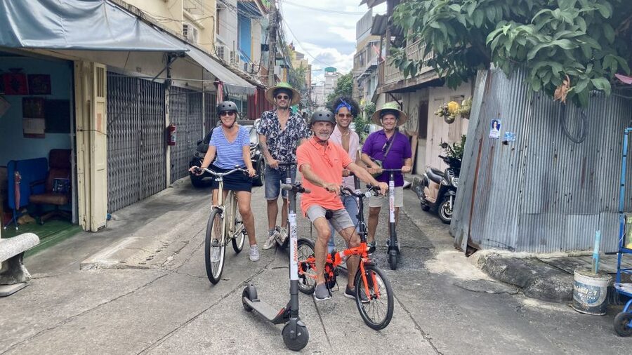 Bangkok : Old City Guided E-Scooter &/or Bike Tour - Guides, languages, and the group atmosphere