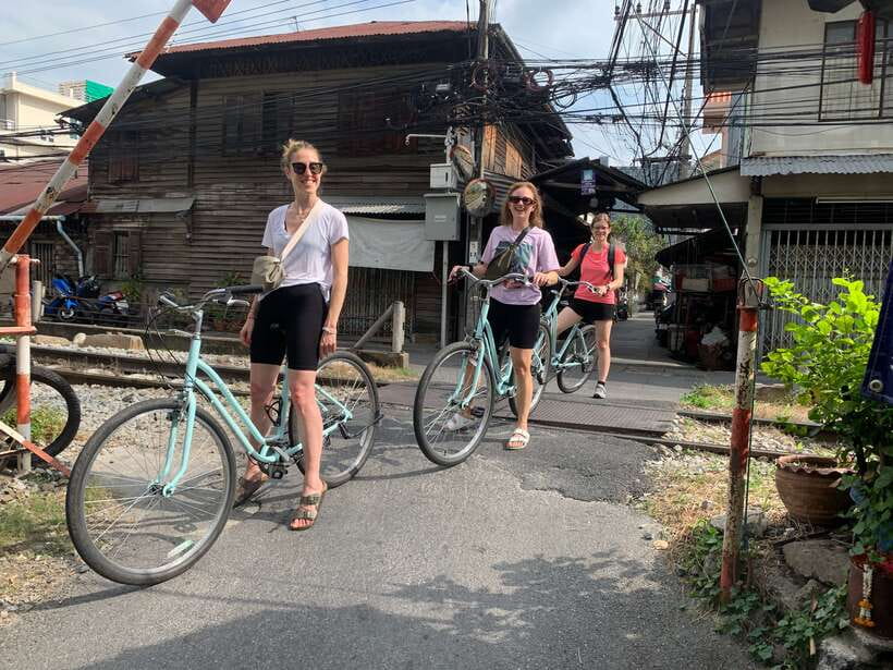 Bangkok: Temples, Canals & Local Life Bike Tour - Why Thonburi is the right side of Bangkok for a bike ride