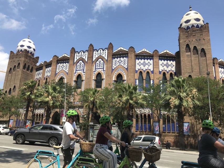 Barcelona: 2.5-Hour Bike or E-Bike Historical Tour - Casa Calvet and the road toward Gràcia