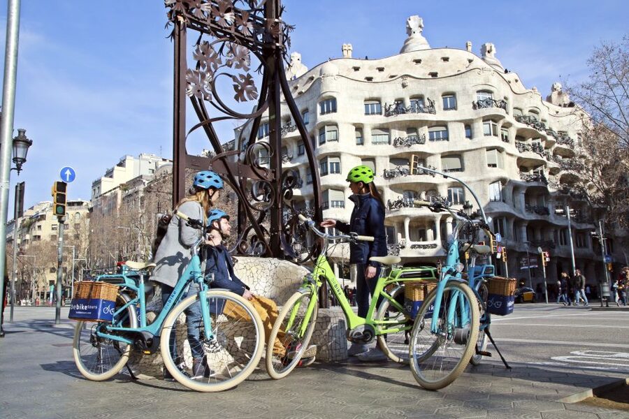 Barcelona: 2.5-Hour Bike or E-Bike Historical Tour - Passeig de Sant Joan and Sagrada Familia