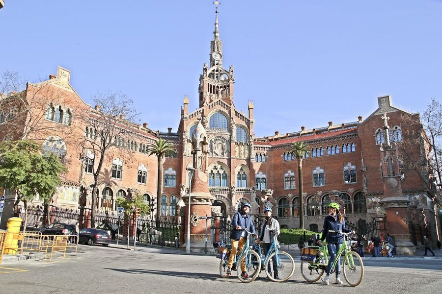 Barcelona: 2.5-Hour Bike or E-Bike Historical Tour - Starting at Arc de Triomf and Ciutadella Park
