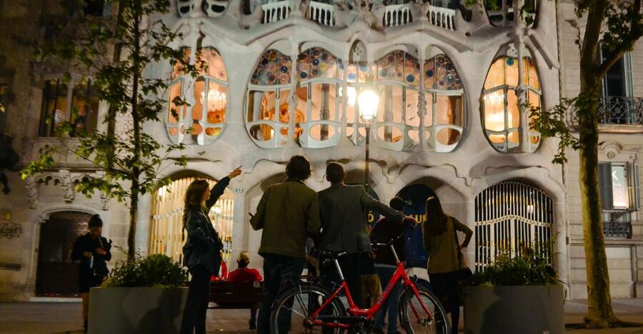 Barcelona Bike Tour by Night with Cava - Starting in Plaça Sant Jaume
