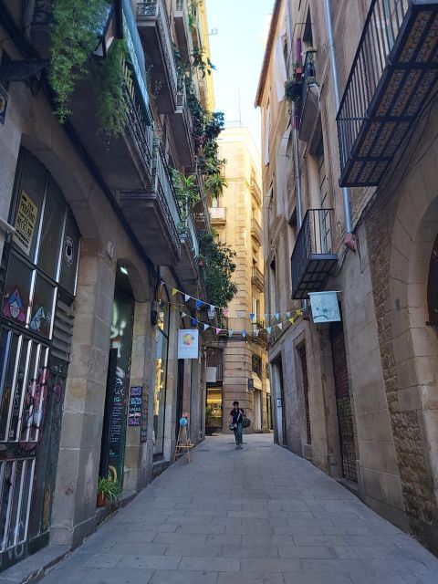 Barcelona: Bike Tour for Families - The Arch of Triumph and Citadel waterfall