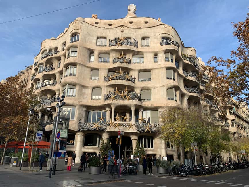 Barcelona Bike Tour: Iconic Sights & Hidden Spots - Why a bike is a smart way to meet Barcelona