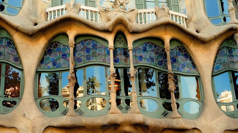 Barcelona: Bike Tour & Sagrada Familia Skip-the-Line Tickets - Through the Gothic Quarter and Old Town