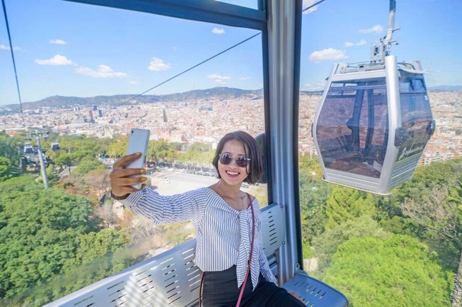 Barcelona: E-Bike Tour with Montjuic Cable Car & Boat Ride - Guide quality and group atmosphere