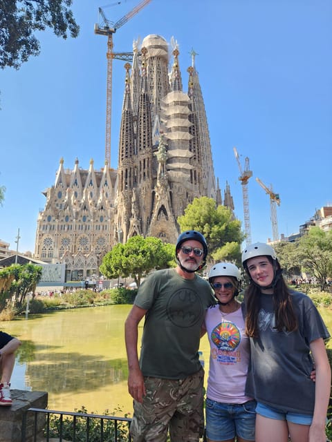 Barcelona: e-scooter and Bike tour - Arc de Triomf and Ciutadella Park