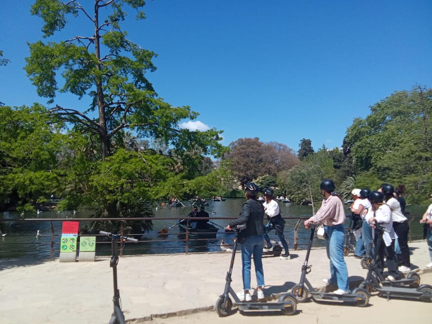 Barcelona: e-scooter and Bike tour - What the guide adds to the ride