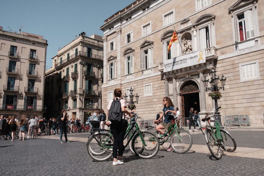 Barcelona: Guided Bike or E-Bike City Tour - The guides make the biggest difference
