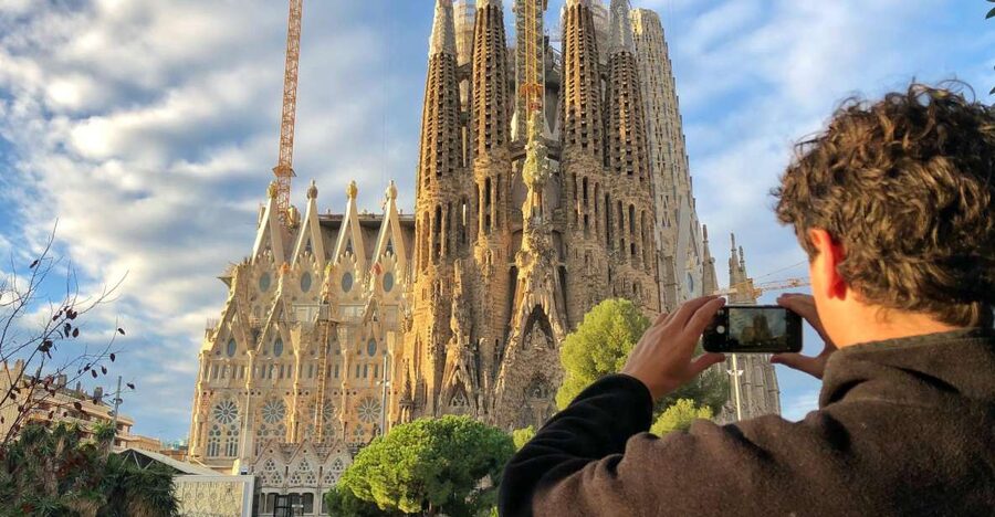 Barcelona: Guided Bike or E-Bike City Tour - Starting among the palms at Plaça Reial