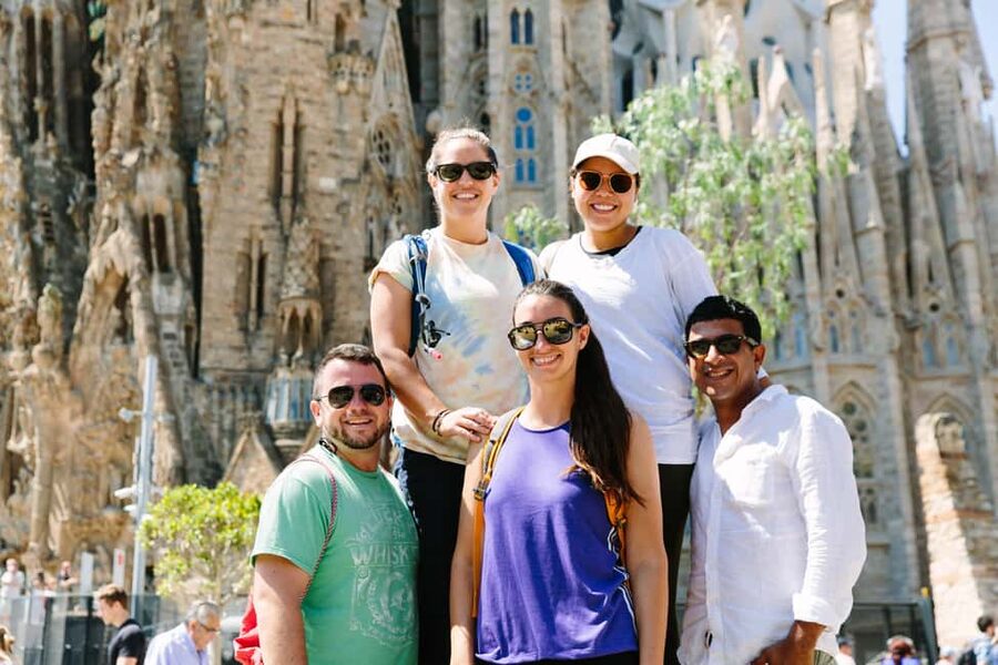 Barcelona: Guided Highlights Bike or eBike Tour (3 Hours) - Ciutadella Park and the Cascadas Fountain