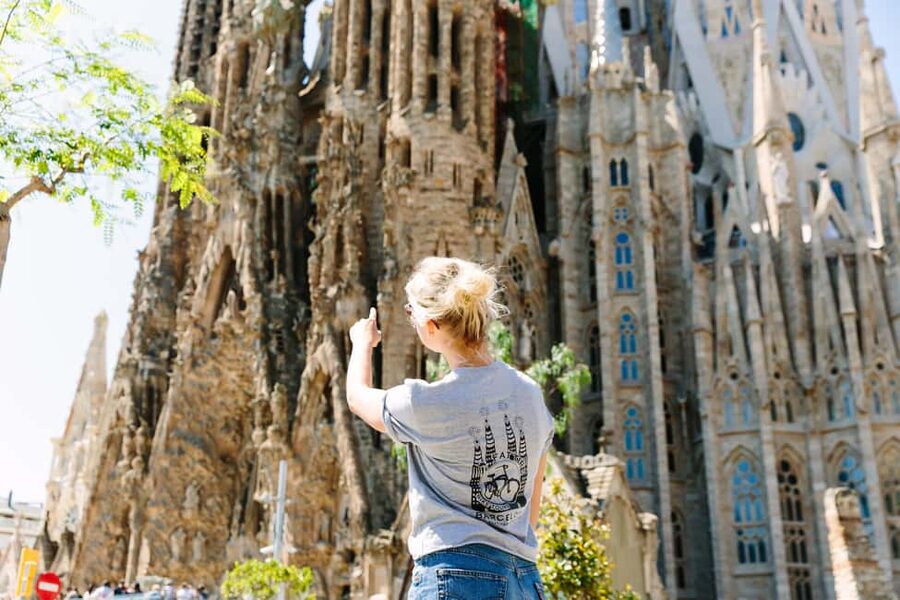 Barcelona: Guided Highlights Bike or eBike Tour (3 Hours) - Guides, Stories, and the Human Side of the Tour