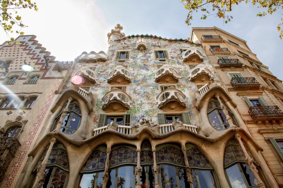 Barcelona Historical 3-Hour Bike Tour - Guides, languages, and the feel of the ride
