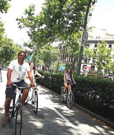 Barcelona: Private Bike/eBike Tour & Sagrada Familia Tickets - La Monumental’s Moorish-modernist design