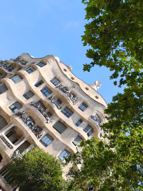 Barcelona: Top-Rated Bike or E-Bike Tour with Local Guide - Starting among Roman walls and Gothic lanes