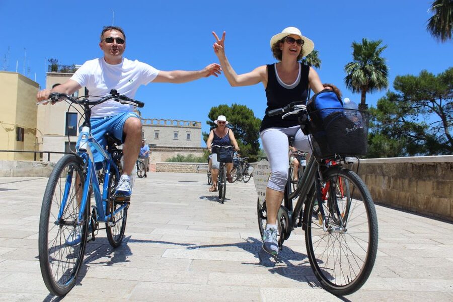 Bari: Bike Tour & Pasta Making Experience - Guides, languages, and the pace of the visit