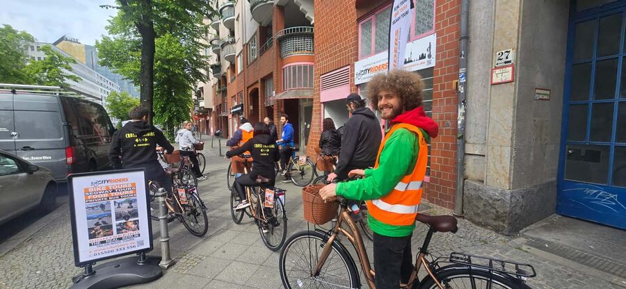 Berlin: 3-hour bike tour - A journey through time in the capital - A pause in Tiergarten, Berlin’s green center