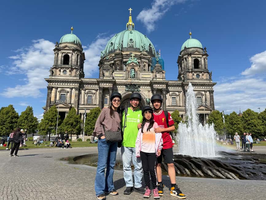 Berlin: 3-hour bike tour - A journey through time in the capital - Brandenburg Gate and the meaning of a famous photo