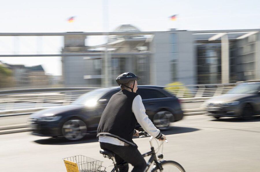 Berlin: 48-Hour or 72-Hour Bike Rental - Along the Spree and across old Berlin divisions
